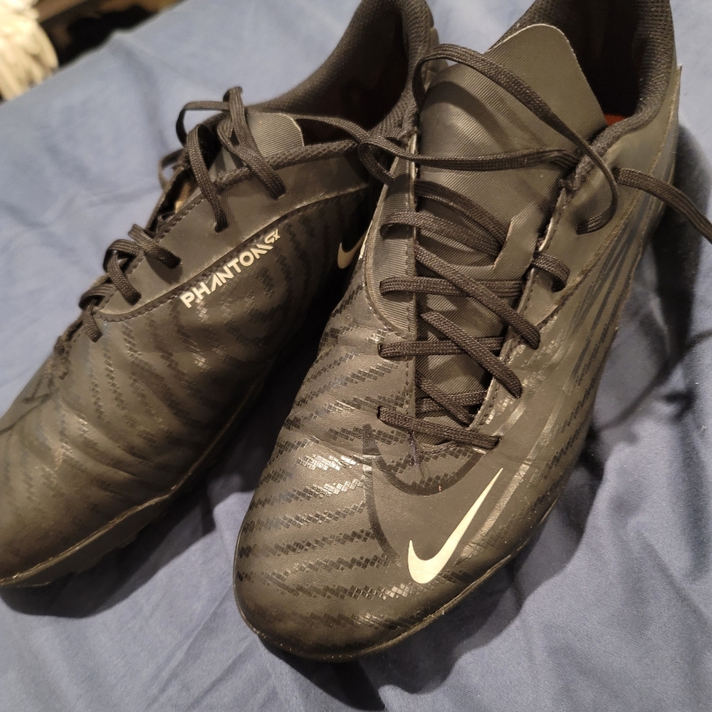 Turf soccer shoes